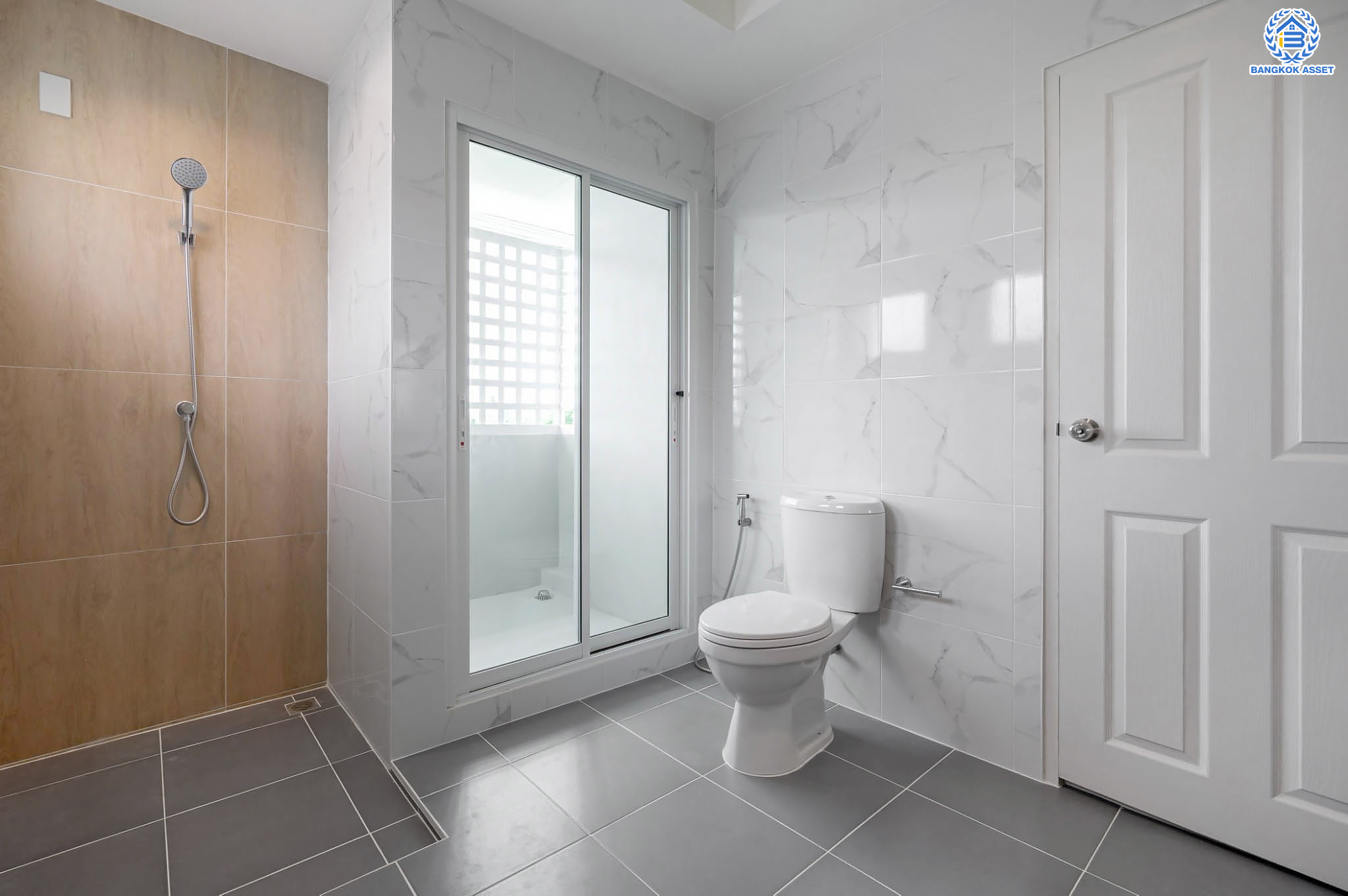 บ้านมือสองตกแต่งใหม่ โครงการ นาราวัลย์ บรมราชชนนี เนื้อที่ 71.8 ตร.ว. ฟังก์ชัน 3 ห้องนอน 4 ห้องน้ำ 1 ห้องแม่บ้าน จอดรถได้ 2 คัน บนพื้นที่ใช้สอยเกือบ 220.58 ตร.ม. พร้อมพื้นที่สีเขียวสนามหญ้ากว้างขวาง ตอบโจทย์ครอบครัวใหญ่ บนทำเลศักยภาพ เชื่อมต่อทั้งถนนกาญจนาภิเษก และทางคู่ขนานลอยฟ้าบรมราชชนนี ใกล้ ม.มหิดล, สถานีขนส่งสายใต้ใหม่ และเซ็นทรัลปิ่นเกล้า